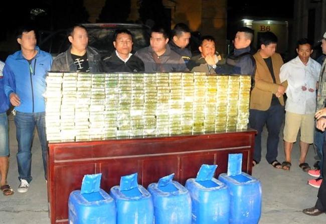 Các nghi phạm và 300 bánh heroin mà Công an tỉnh Phú Thọ vừa triệt phá ngày 26/11