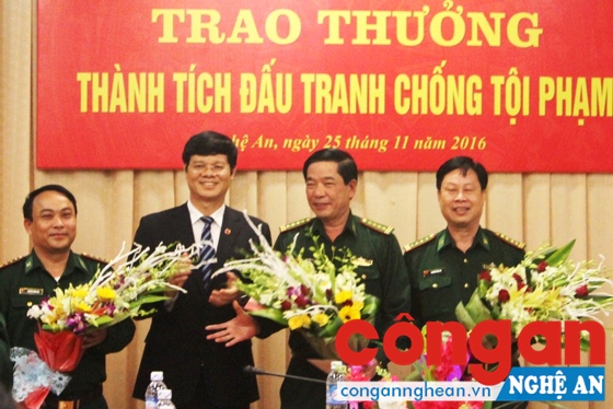 Đồng chí Lê Xuân Đại, Phó Chủ tịch Thường trực UBND tỉnh trao thưởng cho Ban chuyên án