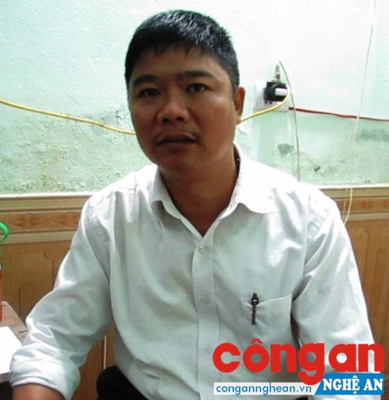 Thầy giáo Dương Quang Thành trao đổi với phóng viên về hành động đẹp của mình