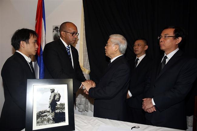 Tổng Bí thư Nguyễn Phú Trọng chia buồn với các nhân viên Đại sứ quán Cuba tại Việt Nam