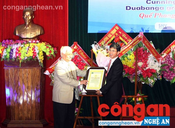Tiến sỹ Nguyễn Ngọc Sinh (trái) - Chủ tịch Hội bảo vệ thiên nhiên môi trường VN trao bằng công nhận Cây di sản cho ông Nguyễn Danh Hùng- GĐ Khu BTTN Pù Hoạt