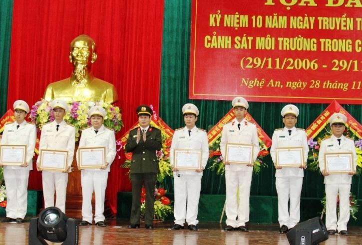Đồng chí Đại tá Nguyễn Đình Dung, Phó giám đốc trao Giấy khen của Giám đốc Công an tỉnh cho các tập thể, cá nhân.