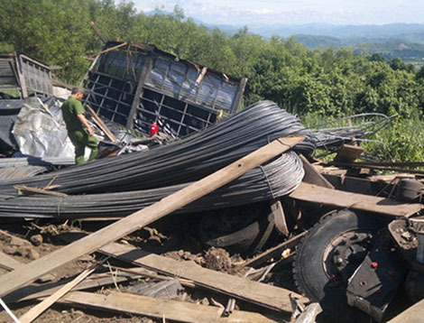  Hiện trường vụ tai nạn xe chở sắt thép tự lật tại Đồng Xuân, Phú Yên khiến 3 người tử vong. Ảnh: K.Thái.