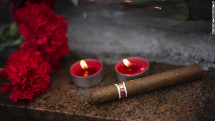 Hoa và nến cũng một điếu xì gà Cuba đặt trên một bậc thềm ở Moscow, Nga tưởng nhớ Fidel Castro. (ảnh: AP)