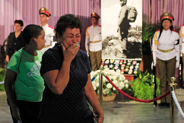 Người phụ nữ này không kìm được nước mắt khi đến viếng Fidel Castro tại Quảng trưởng Cách mạng ở Havana, Cuba. (ảnh: Reuters).