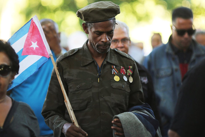 Một người dân Cuba xếp hàng ở Quảng trường Cách mạng tại Havana để chờ viếng lãnh tụ Fidel. (ảnh: Reuters).