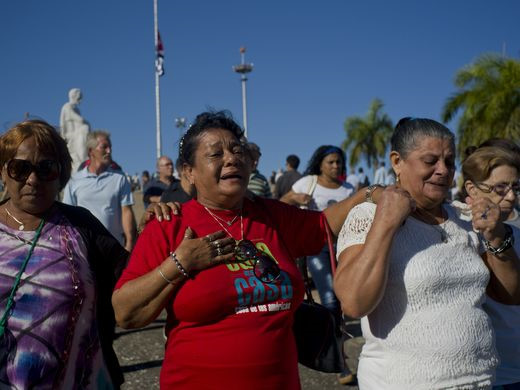 Một người phụ nữ khóc nấc lên trong lễ tưởng niệm ở Havana, Cuba. (ảnh: AP). (ảnh: AP).