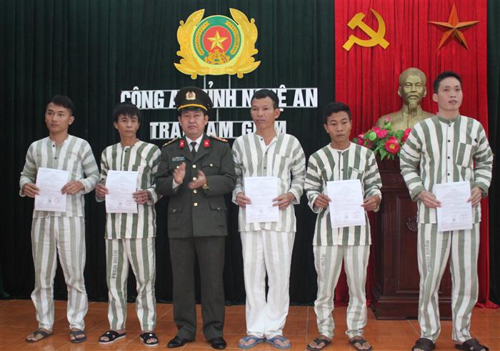 Đồng chí Đại tá Nguyễn Tiến Dần, Phó giám đốc Công an tỉnh trao quyết định đặc xá