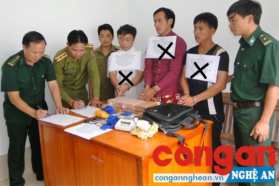 BĐBP Nghệ An tiến hành bàn giao đối tượng (X) và tang vật vụ mua bán trái phép chất ma túy cho Công an Lào điều tra, xử lý.