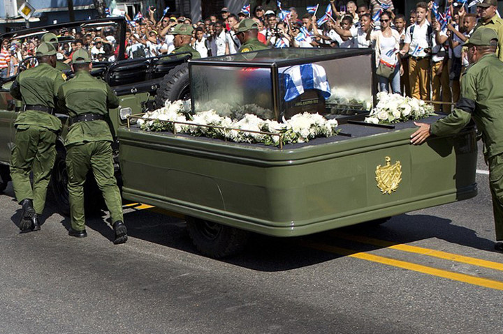  Các quân nhân đẩy chiếc xe chở tro cốt của cố lãnh tụ Fidel. Đoàn xe đã thực hiện chuyến đi 4 ngày dọc theo đất nước Cuba. Ảnh: AP.