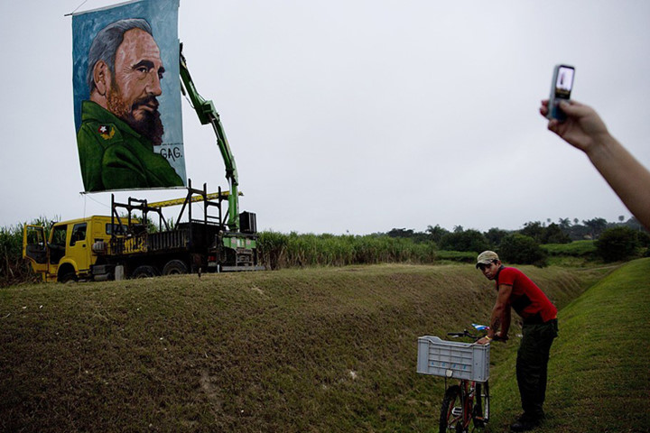 Chân dung Fidel Castro ở một khu vực thuộc miền đông Cuba, nơi một số người dân Cuba đang đợt chờ đoàn xe tro cốt Fidel đi qua. Ảnh: AP.