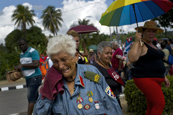 Cựu chiến binh cách mạng Paulina Ballard, 81 tuổi, rơi lệ sau khi đoàn rước tro cốt Fidel Castro tới Santiago. Ảnh: AP.