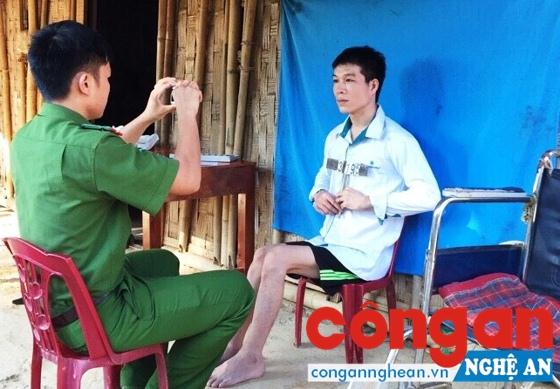 CBCS Đội Cảnh sát QLHC về TTXH Công an huyện Tương Dương                              đến tận nhà làm thủ tục cấp CMND cho người tàn tật