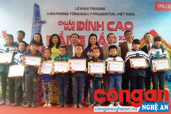  Trao tặng học bổng cho học sinh nghèo hiếu học tại huyện Đô Lương
