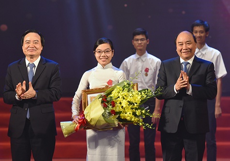 Thủ tướng trao Huân chương Lao động hạng Ba cho em Đinh Thị Hương Thảo, hai năm liền đoạt Huy chương Vàng Olympic Vật lí quốc tế 2015 và 2016