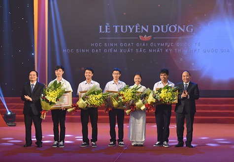 Thủ tướng trao Bằng khen cho 5 em học sinh đạt giải cao trong các kỳ thi quốc tế.