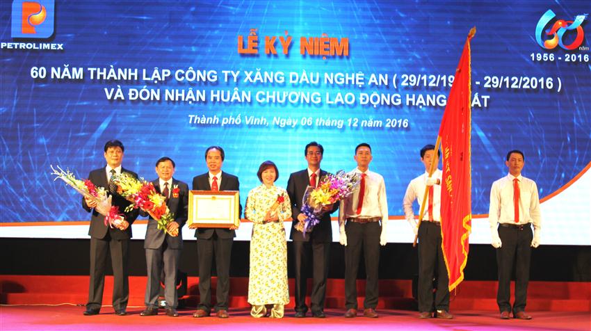 Thừa ủy quyền của Chủ tịch nước, đồng chí Hồ Thị Kim Thoa, Thứ Trưởng Bộ Công Thương trao tặng Huân chương Lao động Hạng Nhất cho tập thể Công ty xăng dầu Nghệ An.