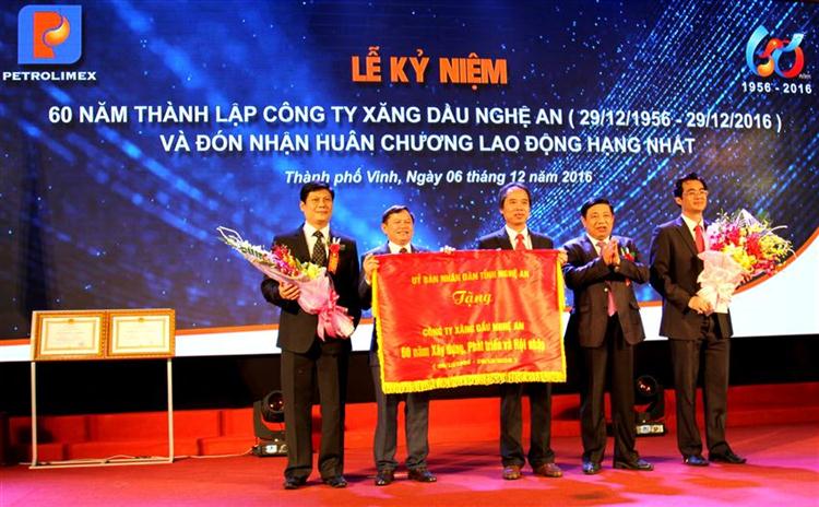 Đồng chí Nguyễn Xuân Đường, Chủ tịch UBND tỉnh Tặng Công ty Xăng dầu Nghệ An bức trướng.
