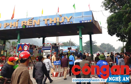 Liên tiếp trong những ngày vừa qua, người dân huyện Nghi Xuân (Hà Tĩnh) tập trung tại Trạm thu phí cầu Bến Thủy 1 đề nghị giảm mức phí khi lưu thông qua cầu