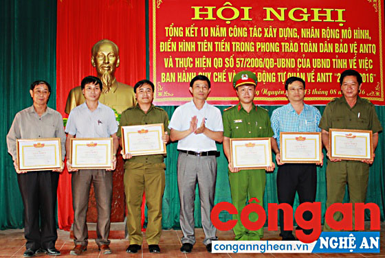 Khen thưởng các cá nhân, điển hình trong công tác tái hòa nhập cộng đồng, xây dựng phong trào toàn dân bảo vệ ANTQ tại huyện Hưng Nguyên