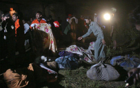 Lực lượng chức năng làm việc tại hiện trường vụ tai nạn máy bay. (Ảnh: Daily Akhbar Abbottabad)