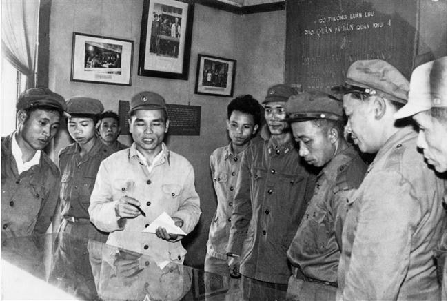 Đoàn cán bộ quân sự Quân khu Xiêng Khoảng thăm Bảo tàng Quân khu 4 năm 1975