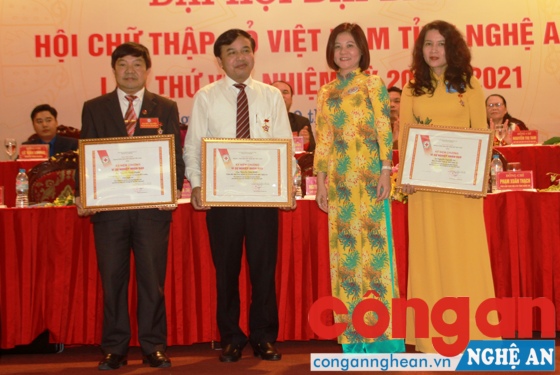 Đồng chí Trần Thị Hồng An, Phó Chủ tịch Trung ương Hội Chữ thập đỏ Việt Nam tặng Bằng khen và Kỷ niệm chương cho các cá nhân đã có  nhiều đóng góp trong phong trào Hội Chữ thập đỏ