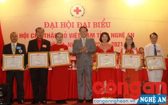 Đồng chí Lê Minh Thông, Ủy viên BTV Tỉnh ủy, Phó Chủ tịch UBND tỉnh trao tặng Bằng khen cho các tập thể và cá nhân xuất sắc 
