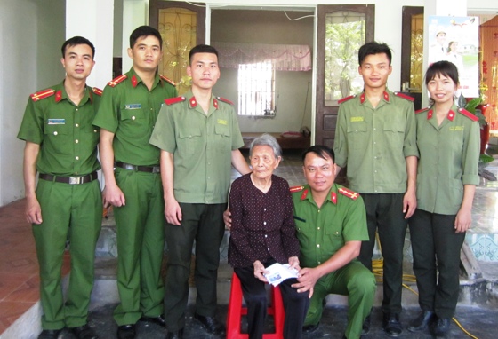  ĐVTN Công an huyện Diễn Châu trao quà cho bà mẹ Việt Nam anh hùng