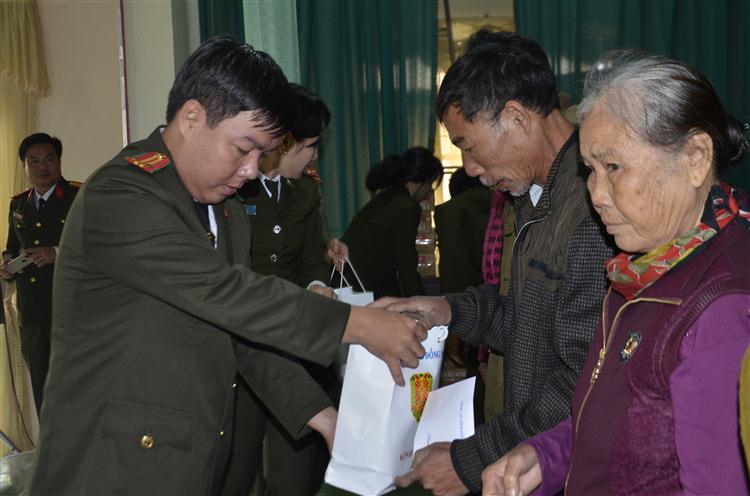 Đồng chí PGĐ Công an tỉnh Đồng Nai trao quà cho nhân dân