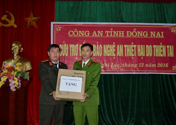 Đồng chí PGĐ Công an tỉnh Đồng Nai trao quà cho đại diện Công an huyện Nghi Lộc.