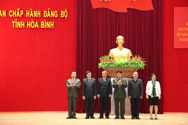 Thứ trưởng Bùi Văn Nam trao tặng Kỷ niệm chương “Bảo vệ an ninh Tổ quốc” của Bộ Công an cho các cá nhân.