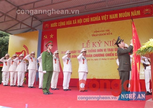 Thừa uỷ quyền của Chủ tịch nước, Thứ trưởng Nguyễn Văn Sơn                  đã trao Huân chương Chiến công hạng Nhất cho Trại giam số 6
