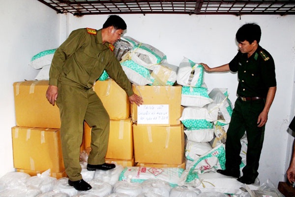Cơ quan chức năng hai nước Việt - Lào kiểm tra tang vật chuyên án 5,5 tấn heroin.