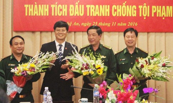 Lãnh đạo UBND tỉnh Nghệ An và Bộ đội Biên phòng Nghệ An trao thưởng cho Ban chuyên án.
