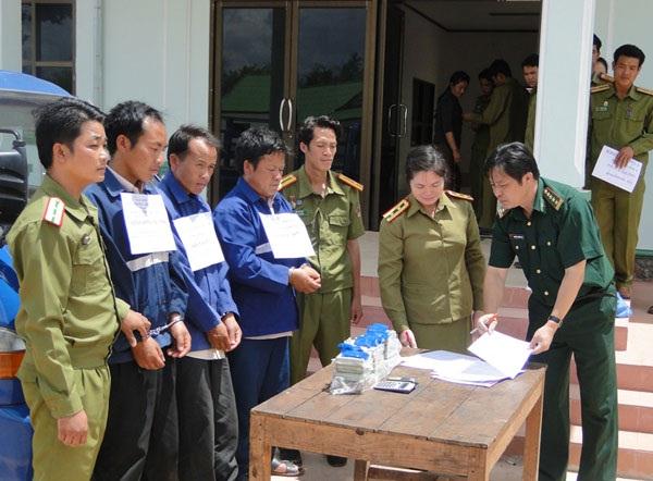 BĐBP Hà Tĩnh tổ chức bàn giao đối tượng, tang vật trong một vụ án ma túy.