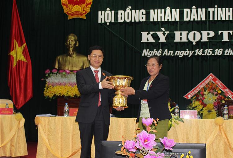 Đoàn đại biểu tỉnh Xiêng Khoảng (Lào) tặng trống đồng cho HĐND tỉnh Nghệ An tại phiên khai mạc