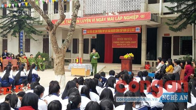 Cán bộ Phòng PC&CC số 3 tuyên truyền cho học sinh Trường THPT Quỳ Châu
