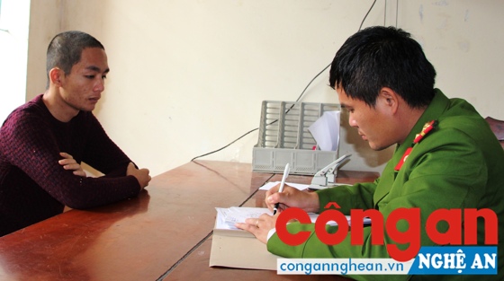 Cán bộ Công an huyện Yên Thành lấy lời khai của đối tượng Phan Xuân Kỳ