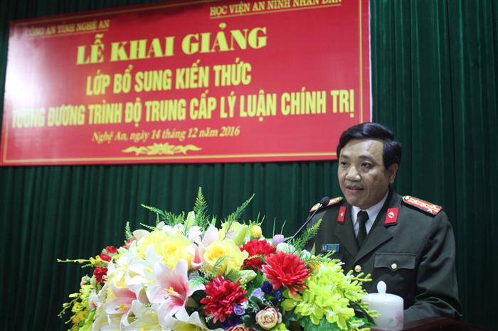 Đồng chí Thiếu tướng, Giáo sư, Tiến sỹ Nguyễn Quý Khoát – Phó Giám đốc Học viện ANND phát biểu tại buổi khai giảng