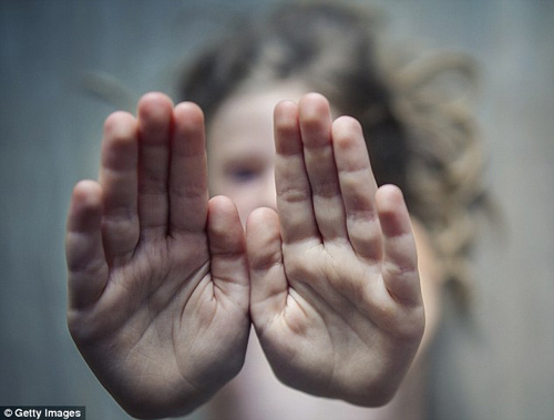 Gia đình và nhà trường nên khuyến khích trẻ sử dụng ngôn ngữ tay (Ảnh: Getty Images)