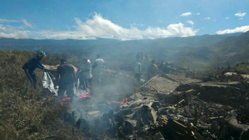Hiện trường vụ rơi máy bay. (ảnh: AFP).