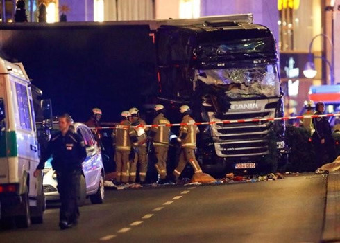 Cảnh sát và các nhân viên cứu hộ đứng cạnh chiếc xe tải thực hiện vụ tấn công vào phiên chợ Giáng sinh ở Berlin, Đức ngày 19/12. Ảnh:Reuters.