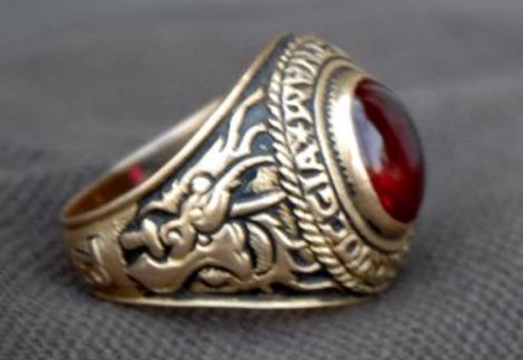 Chiếc nhẫn này được cho là nhẫn thật của sĩ quan VNCH, có giá khoảng 10 triệu, hiện anh H. đang sở hữu.