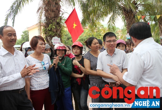 Phụ huynh Trường Tiểu học Nguyễn Trãi tụ tập phản đối mô hình trường học mới VNEN vào dịp đầu năm học