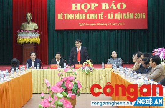 Đồng chí Nguyễn Đắc Vinh - Ủy viên BCH Trung ương Đảng, Bí thư Tỉnh ủy trả lời khái quát một số vấn đề mà các cơ quan báo chí phản ánh