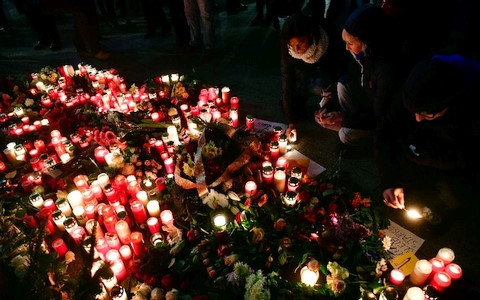 Người dân Đức thắp nến tưởng nhớ các nạn nhân vụ tấn công khu chợ Giáng sinh ở Berlin. Ảnh: AFP