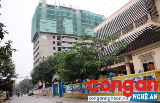 Tòa nhà cao tầng tại đường Nguyễn Quốc Trị (cạnh Trường Mầm non phường Hưng Bình) sau khi đình chỉ vẫn tiếp tục xây dựng