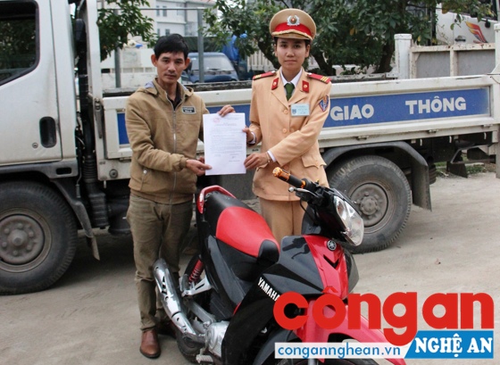 Cán bộ Công an TP Vinh trao trả xe máy cho anh Đinh Văn Minh