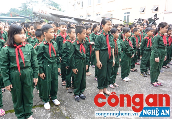 Các em học sinh trường Tiểu học Trường Thi hóa trang thành chú bộ đội tham quan Bảo tàng Quân khu 4